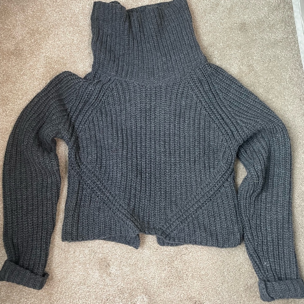 Grey Crop Knit Turtleneck Sweater with Buckle Back Women’s Medium LIKE NEW